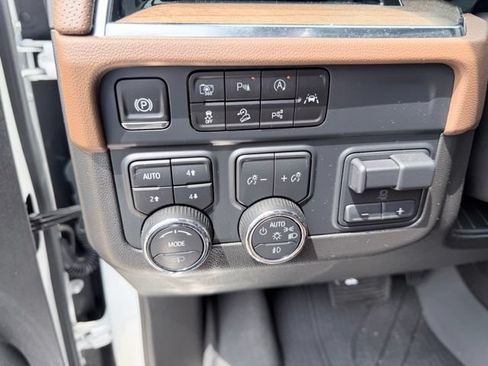 Used 2025 Chevrolet Tahoe High Country AWD/4WD image 11