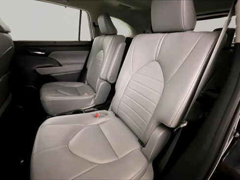 Used 2021 Toyota Highlander XLE AWD/4WD image 21