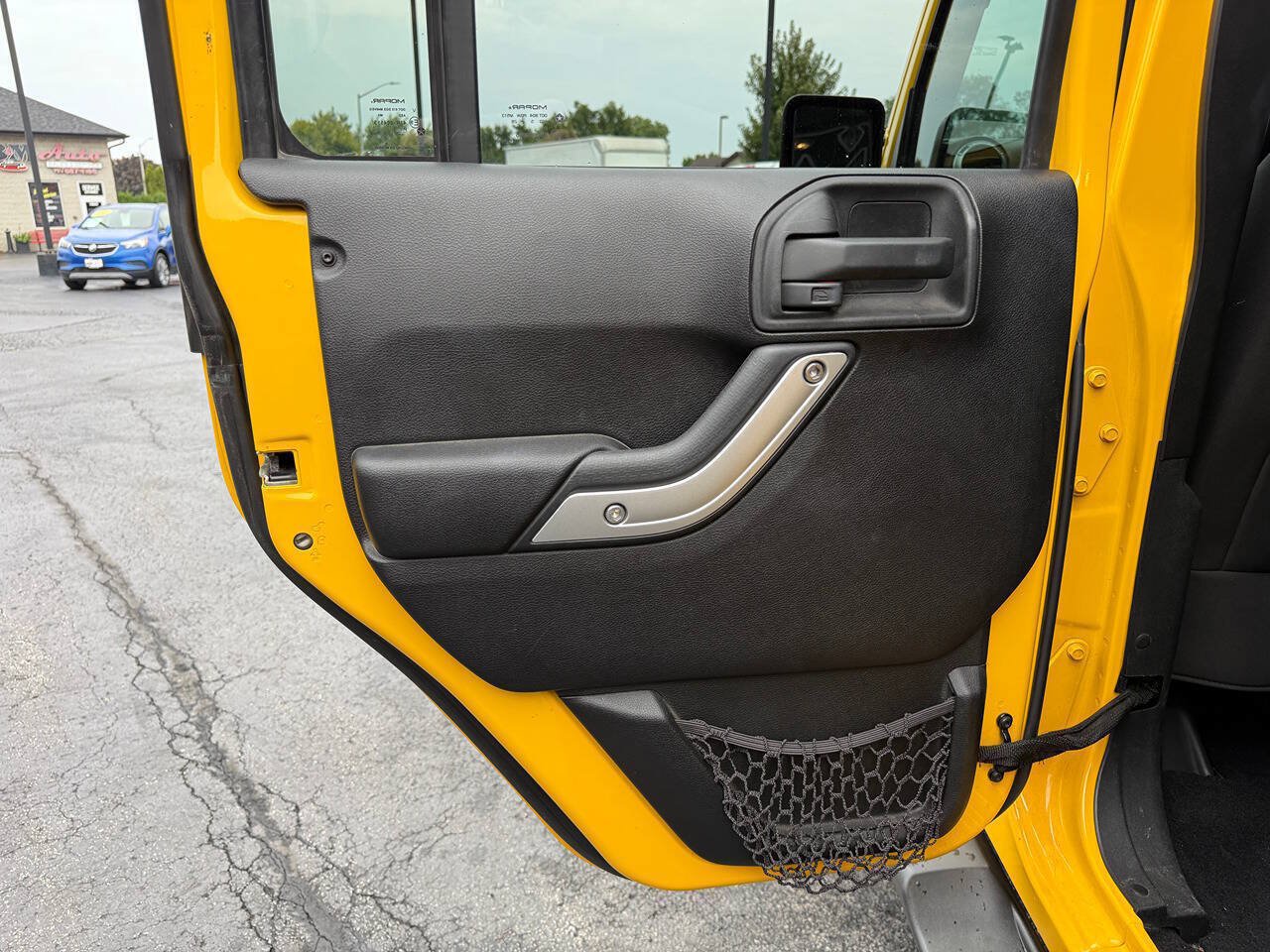 Used 2015 Jeep Wrangler Unlimited Rubicon w/ Connectivity Group AWD/4WD image 21