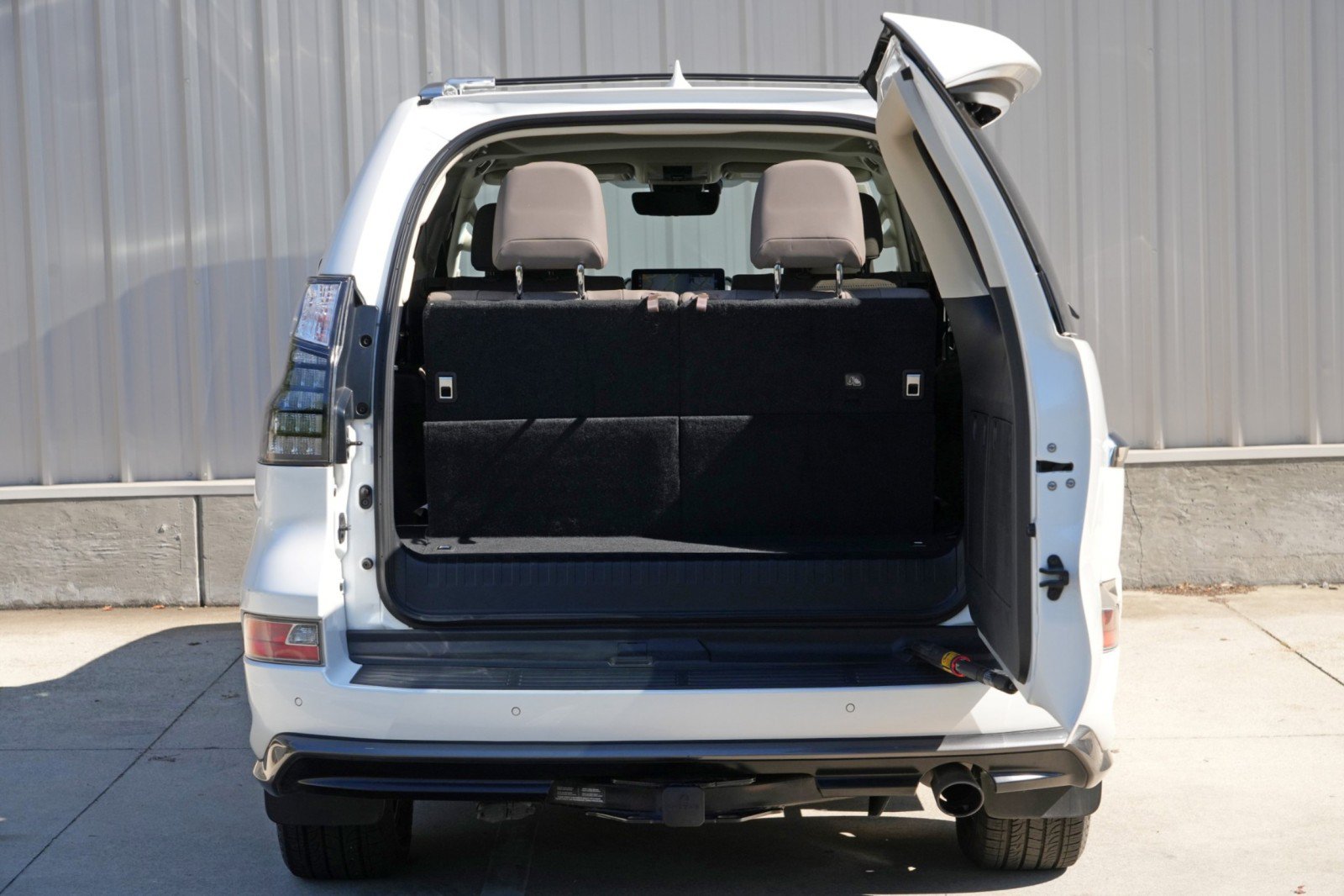 Used 2023 Lexus GX 460 Premium w/ Accessory Package AWD/4WD image 10