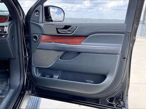 Used 2024 Lincoln Navigator Reserve image 28