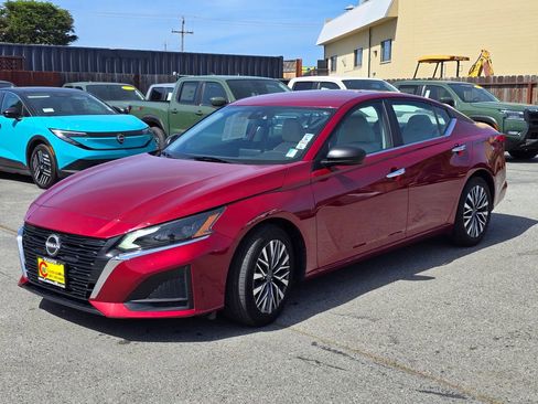 Used 2025 Nissan Altima 2.5 SV image 2