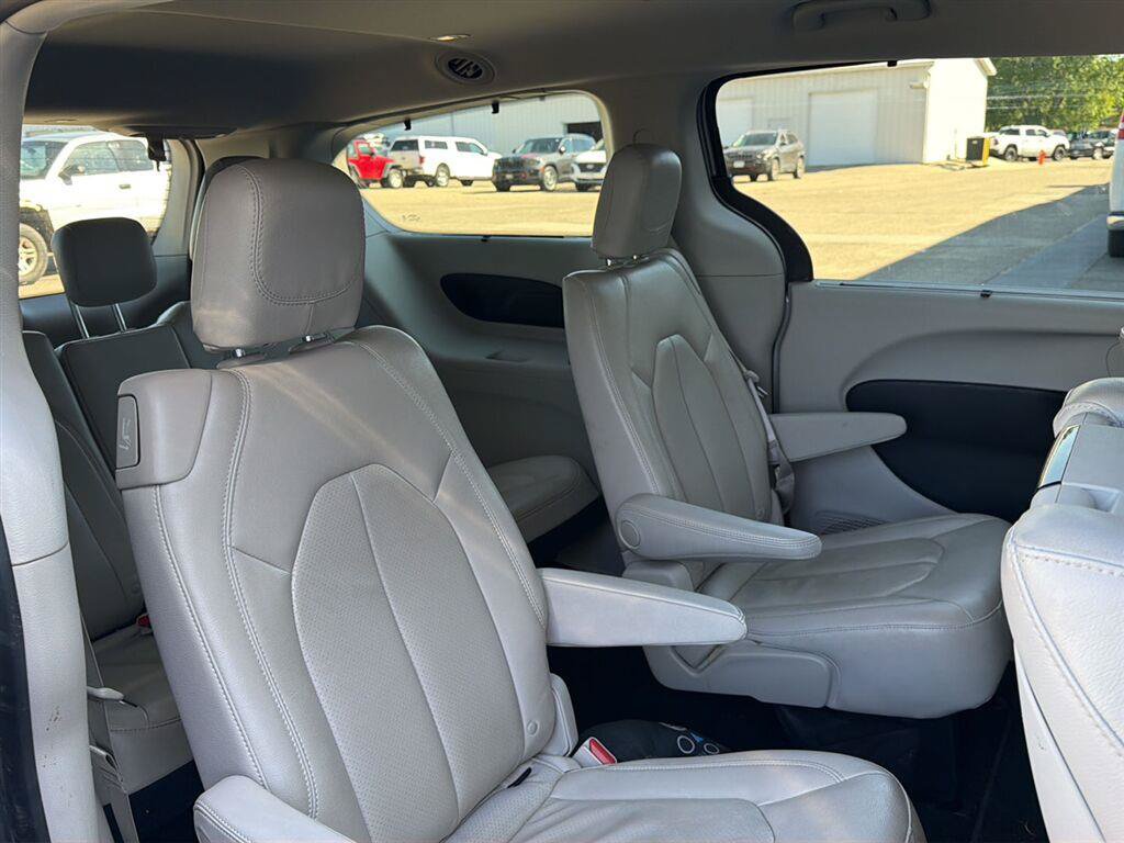Used 2017 Chrysler Pacifica Touring-L Plus w/ Tire & Wheel Group FWD image 2