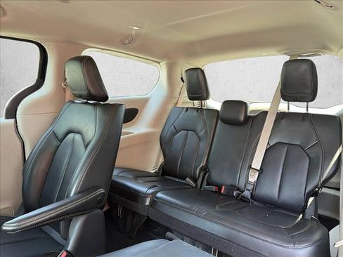 Used 2023 Chrysler Pacifica Touring-L FWD image 25
