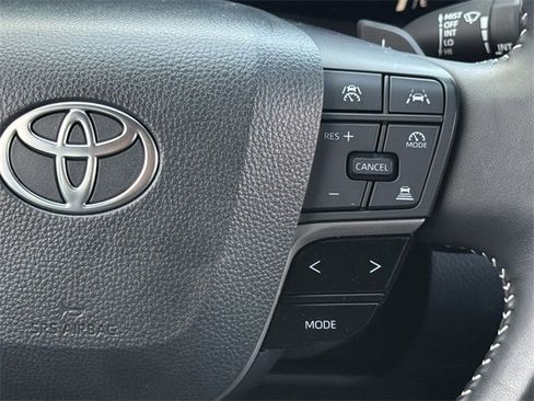 Used 2025 Toyota Camry SE w/ Convenience Package image 15