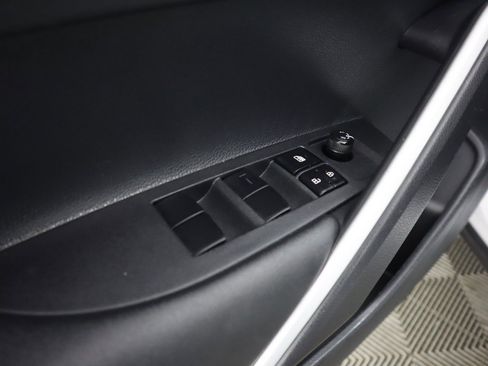 Used 2024 Toyota Corolla Cross LE image 34