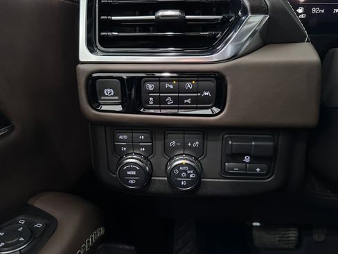 Certified 2025 GMC Yukon Denali Ultimate w/ LPO, Floor Liner Package AWD/4WD image 29