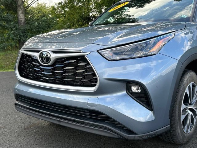 Used 2022 Toyota Highlander XLE AWD/4WD image 10
