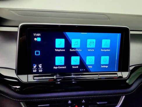 Used 2024 Volkswagen Atlas Cross Sport SE w/ Panoramic Sunroof Package FWD image 18