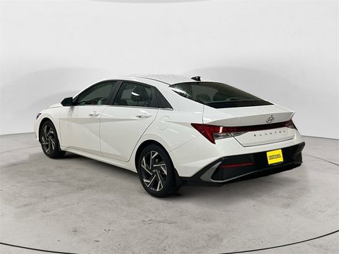 Certified 2024 Hyundai Elantra SEL w/ Convenience Package image 3