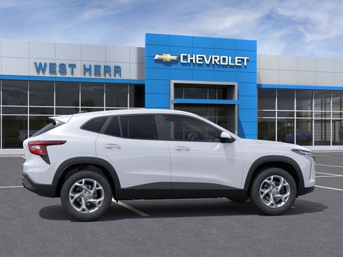 New 2026 Chevrolet Trax LS w/ LS Convenience Package FWD image 5