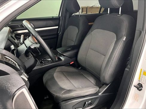 Used 2017 Ford Explorer XLT AWD/4WD image 30