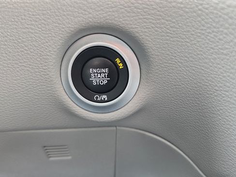 Used 2023 Chrysler Pacifica Limited AWD/4WD image 23