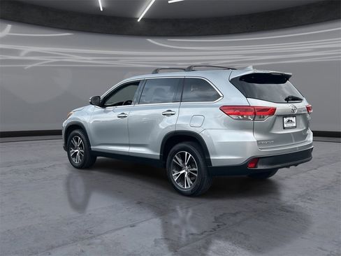 Used 2019 Toyota Highlander FWD V6 image 4