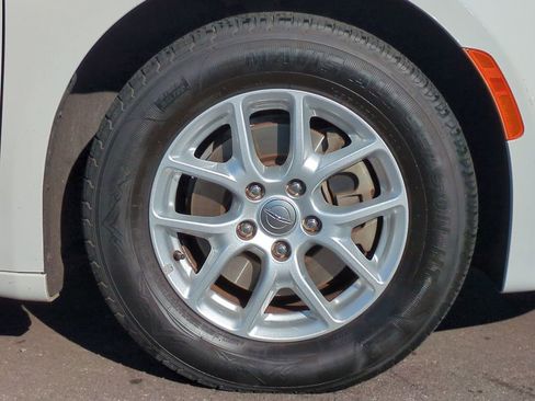 Used 2020 Chrysler Pacifica Touring-L image 10