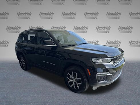 Used 2025 Jeep Grand Cherokee Limited AWD/4WD image 2