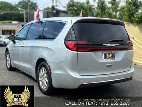 Used 2024 Chrysler Pacifica Touring-L FWD image 4
