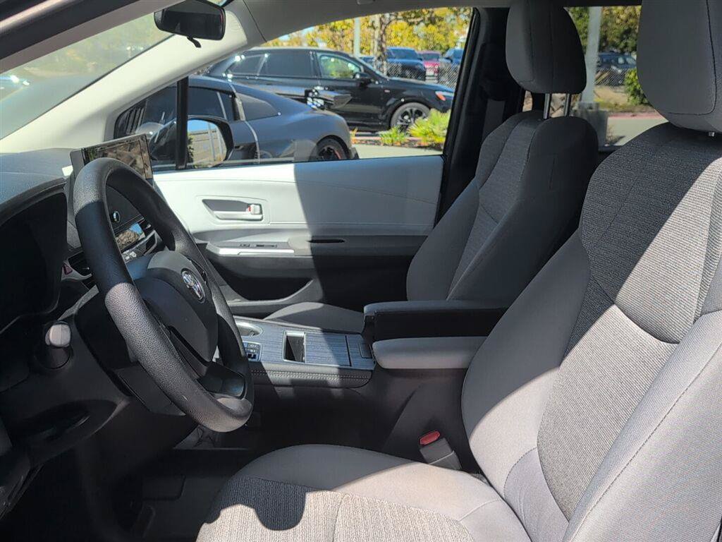Used 2025 Toyota Sienna LE AWD/4WD image 10