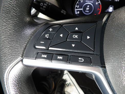 Used 2021 Nissan Versa SV FWD image 13