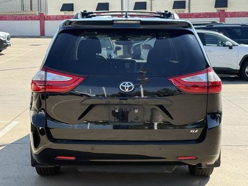 Used 2019 Toyota Sienna XLE Premium FWD image 5