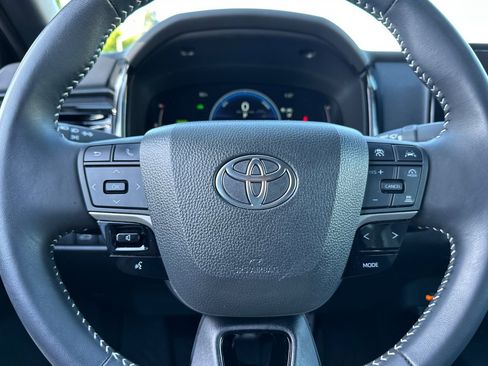 Used 2025 Toyota Camry SE w/ Convenience Package FWD image 19