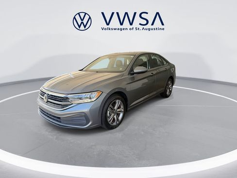 Certified 2023 Volkswagen Jetta SE FWD image 3