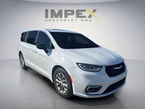Used 2026 Chrysler Pacifica Limited FWD image 5