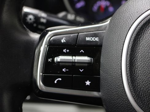 Used 2023 Kia Carnival EX FWD image 11
