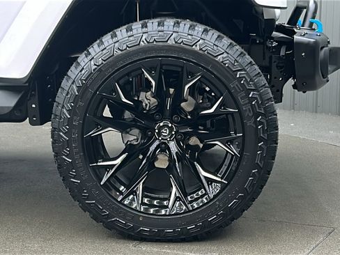 Used 2024 Jeep Wrangler Unlimited Sahara w/ Safety Group image 9