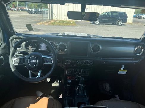 Used 2023 Jeep Gladiator Rubicon w/ Cold Weather Group AWD/4WD image 12