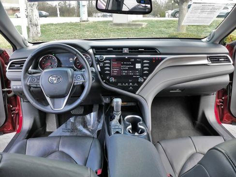 Used 2018 Toyota Camry XSE image 18
