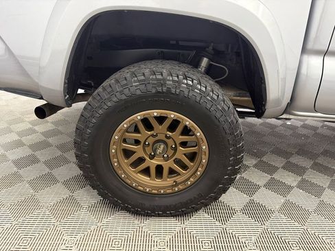 Used 2021 Toyota Tacoma SR5 RWD image 18
