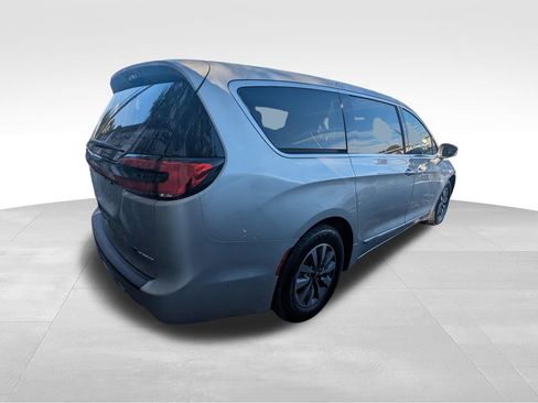 Used 2022 Chrysler Pacifica Limited image 7