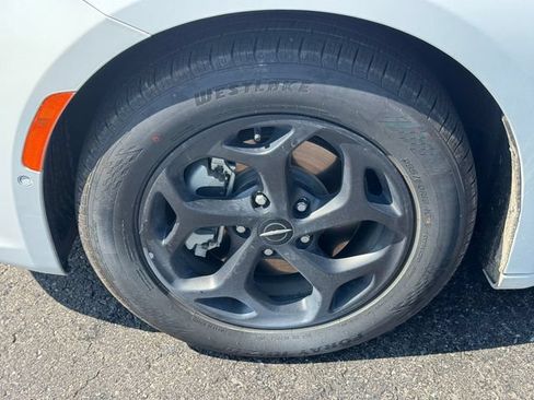 Certified 2024 Chrysler Pacifica Limited FWD image 9