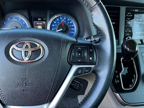 Used 2018 Toyota Sienna XLE Premium FWD image 12
