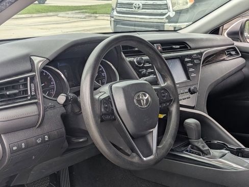 Used 2020 Toyota Camry LE image 9