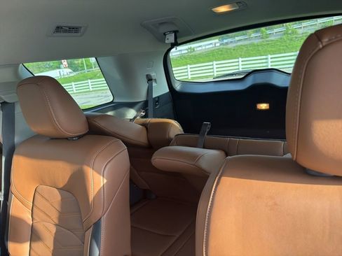 Used 2024 Nissan Pathfinder Platinum image 17