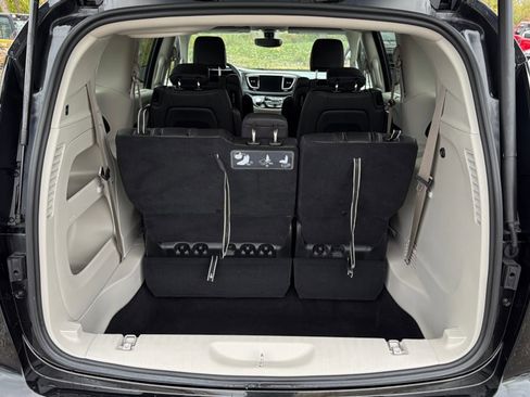 Used 2020 Chrysler Pacifica Touring-L Plus image 12