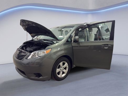 Used 2014 Toyota Sienna LE image 9
