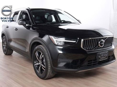 Certified 2025 Volvo XC40 B5 Core image 3