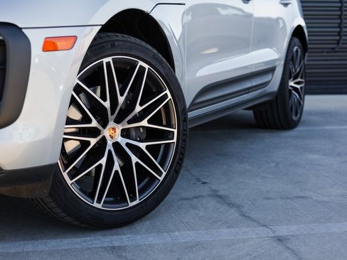 Certified 2025 Porsche Macan image 11