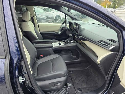 Certified 2025 Toyota Sienna Limited image 11