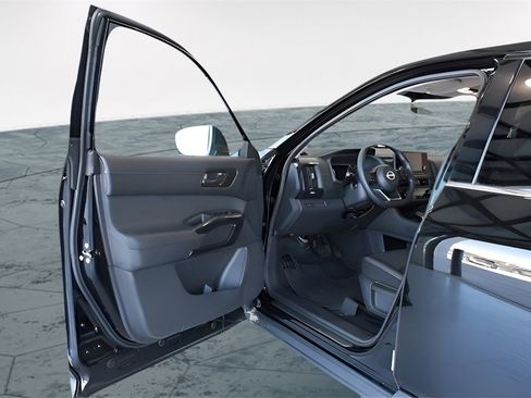 Used 2025 Nissan Pathfinder S image 23