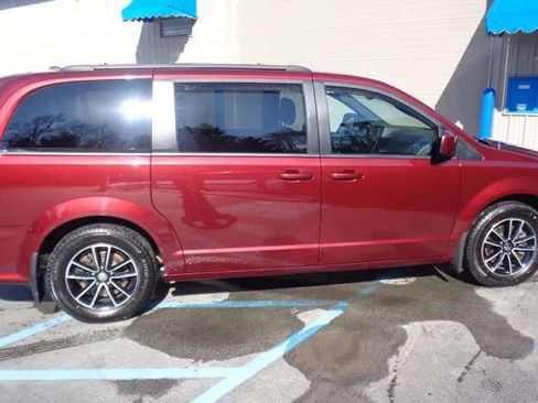 Used 2019 Dodge Grand Caravan SE FWD image 7