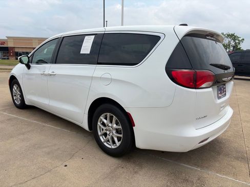 Used 2023 Chrysler Voyager LX FWD image 9