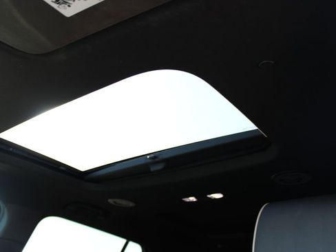 Used 2023 Chevrolet Traverse Premier image 38