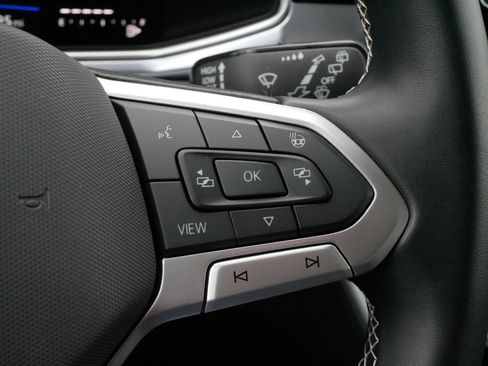 Certified 2025 Volkswagen Taos SE w/ Panoramic Sunroof Package image 25