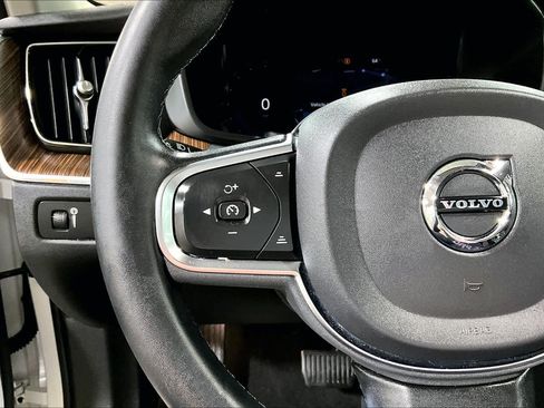 Used 2022 Volvo XC60 B5 Momentum w/ Climate Package image 23