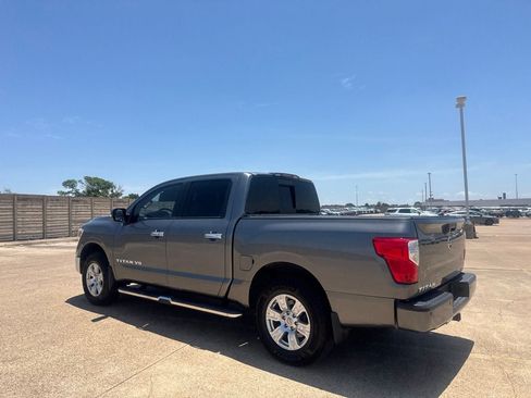 Used 2018 Nissan Titan SV w/ SV Convenience Package RWD image 14