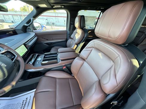 New 2025 Lincoln Navigator Reserve AWD/4WD image 11